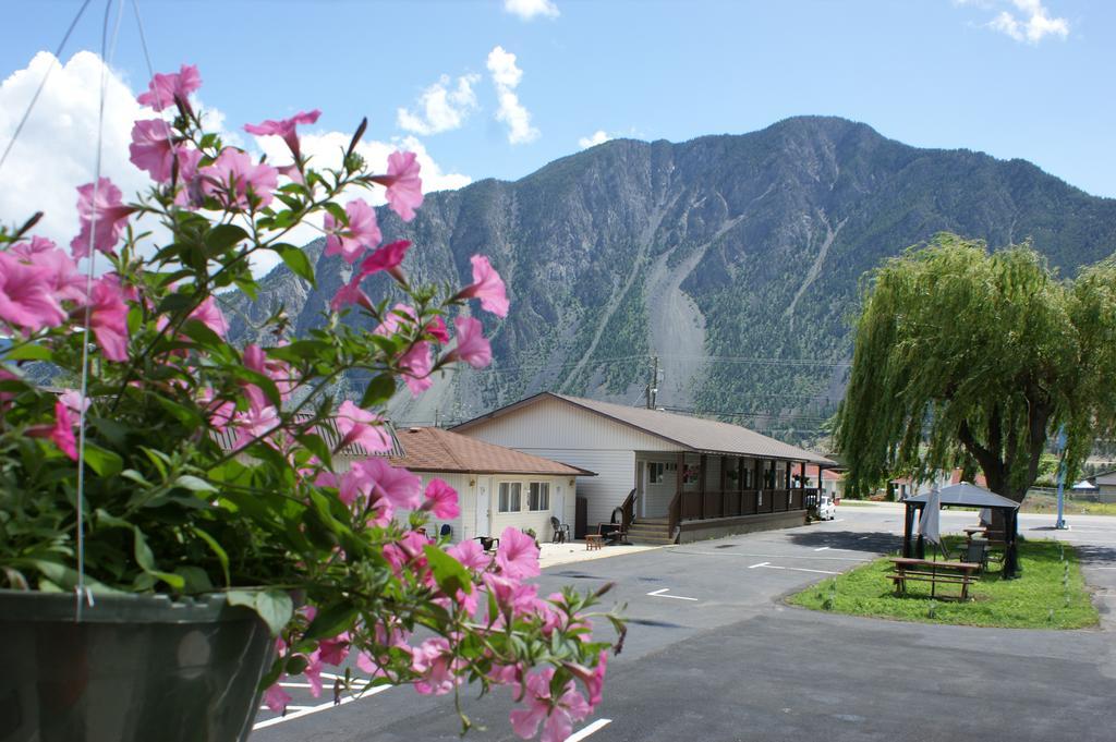 Elks Motel Keremeos Екстер'єр фото